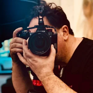 Denis Vila während der Aufnahme eines Imagefilms im Studio