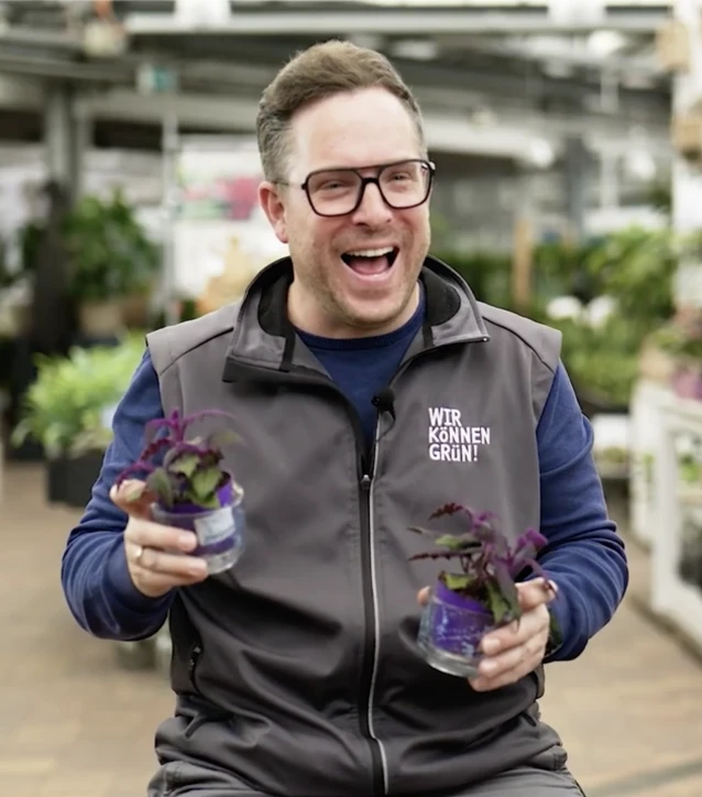 Recruiting-Videos machen sichtbar, was in keiner Stellenanzeige steht: Gesichter, Teamgeist, Arbeitsalltag. Genau das zieht die Menschen an, die bleiben wollen.