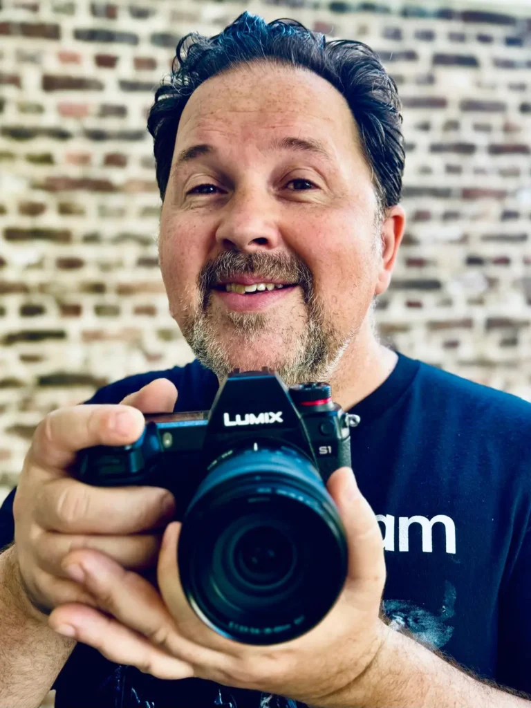 Denis Vila mit Fotoaparát während des Fotoshootings