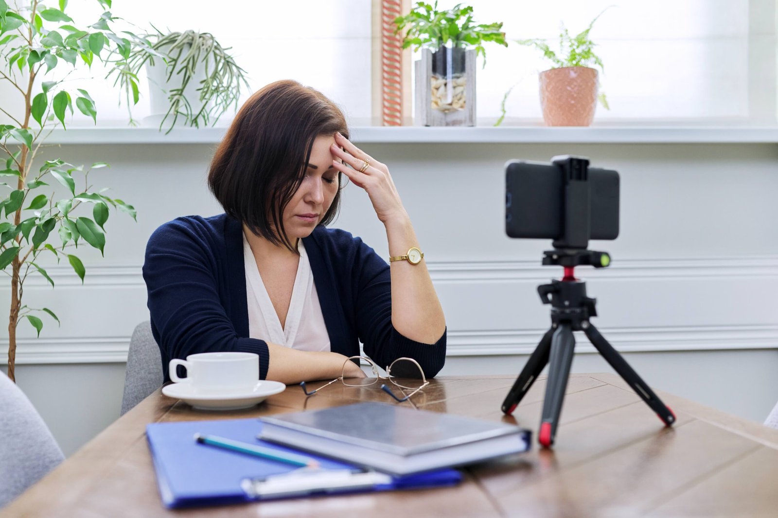 Junge Frau versucht, einen Social-Media-Clip zu drehen, stößt aber auf eine Reihe von Problemen.