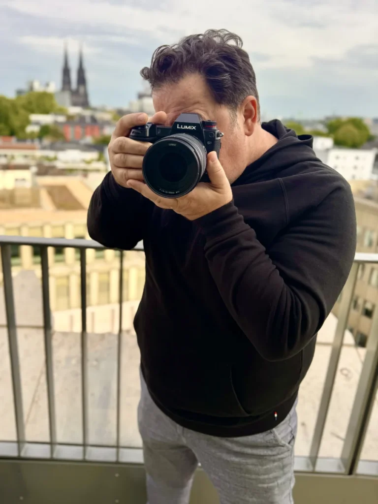 Denis Vila macht Fotos während eines Photoshootings mit einem Kunden.