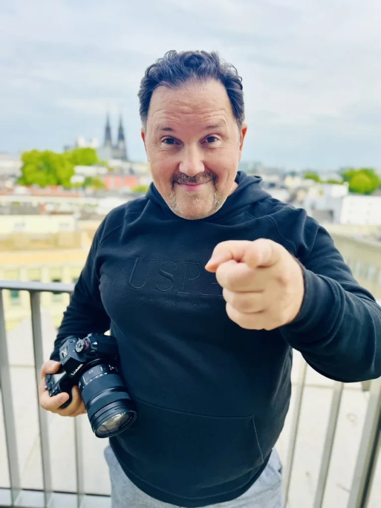 Denis Vila während der Aufnahme eines Videos für ein Video-Coaching-Projekt..